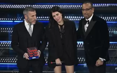  Джорджа плаче...