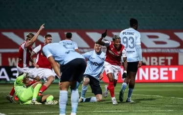 Колумбиецът Марселино Кареасо е вдигнал ръка след автогола на Емил Виячки (зад него), с който ЦСКА поведе с 1:0 срещу "Арда".