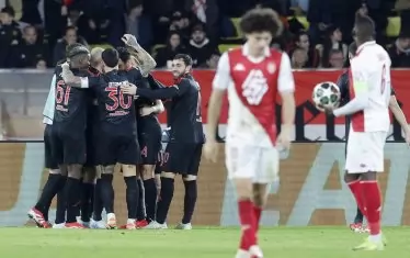 Футболистите на "Бенфика" (в черно) се прегръщат след попадението на Вангелис Павлидис срещу "Монако", оказало се и победно за португалския тим.