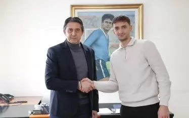 Изпълнителният директор на "Левски" Даниел Боримиров (вляво) приветства словенския халф Гашпер Търдин.