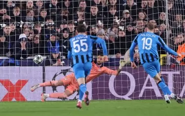 Шведският национал Густаф Нилсон (вдясно) бележи от дузпа в допълнителното време попадението, с което "Брюж" успя да спечели с 2:1 домакинството си срещу "Аталанта".