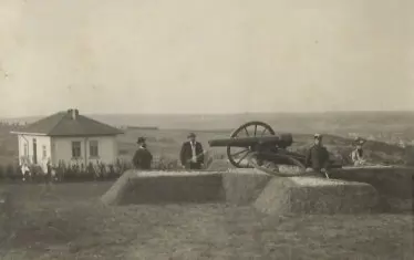 Владимир Заимов до артилерийско оръдие край Плевен