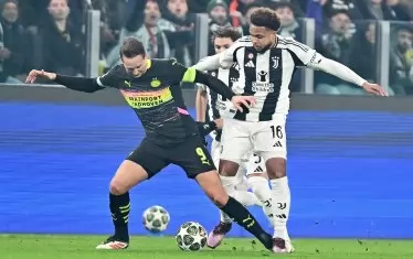 Авторът на първия гол за "Ювентус" Уестън Маккени (вдясно) опитва да отнеме топката от ветерана в редиците на ПСВ Люк де Йонг.