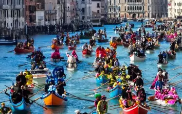 Момент от карнавалното шествие по Канале гранде.