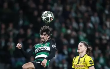 Крилото на "Спортинг" Франсиско Тринкао отиграва топката с глава пред погледа на халфа на "Борусия" Марсел Забицер по време на мача в Лисабон.