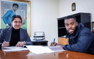 Досегашният футболист на "Славия" Карл Фабиен подписва договора си с "Левски".