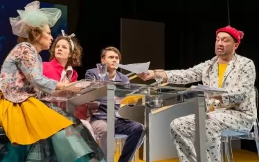 Адвокатите и техните подопечни си разменят документи.