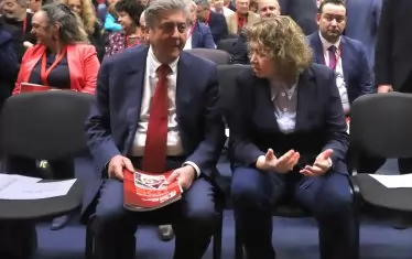 Председателят на парламента Наталия Киселова разговаря с бившия президент Георги Първанов.