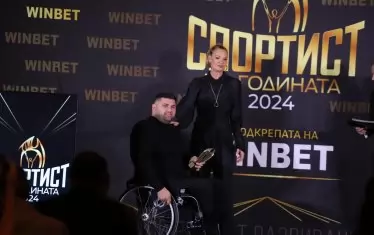 Спортист №1 с увреждания на България Ружди Ружди получи своята награда от председателя на БОК Стефка Костадинова.
