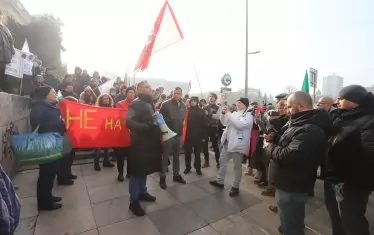 Докато в пленарната зала "Възраждане" са се посветили на словесната атака, привържениците им се събраха на рехав протест.