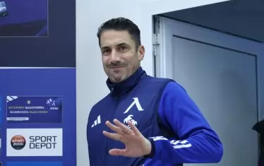 Треньорът на "Левски" Хулио Веласкес поздравява журналистите на пресконференцията преди утрешното домакинство срещу "Спартак 1918" (Вн).