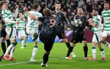 Англичанинът Хари Кейн (№9) вкарва от воле втория гол за "Байерн" срещу "Селтик" в Глазгоу.