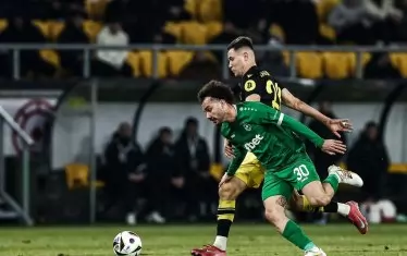 Бразилецът Педро Нареси (на преден план) се опитва да се измъкне от халфа на "Ботев" (Пд) Янис Карабельов по време на мача за Суперкупата на България.