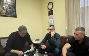 Вътрешният министър пусна официално съобщение със снимка, на която е със шапка в кабинета си в МВР, докато чете документи сякаш ръководи бойни действия на фронта