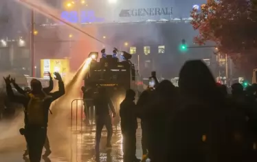 Полицията вади водните оръдия при протестите на футболните фенове, но при проявите на "Възраждане" само наблюдава 