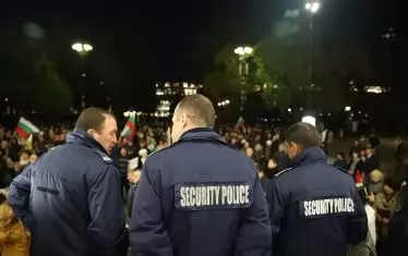 МВР с интерес и близо и ексцесиите пред Народния театър без отново съмнително да не се намесва с обяснението, че иначе щяло да стане по лошо 