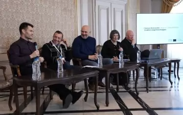  Директорът на Народния театър (в центъра) в разговор с ръководители на партньорски институции.