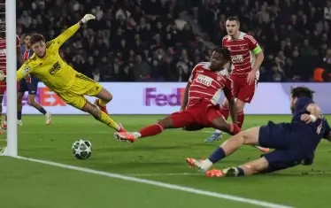 Грузинецът Хвича Кварацхелия (вдясно) бележи второто попадение при голеадата на "Пари Сен Жермен" срещу "Брест".