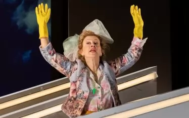 Силвия Лулчева като непохватен и леко досаден правен съветник.