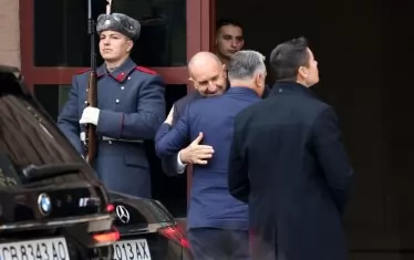 Радев в силна прегръдка с Орбан, който пък не пропуска шанс да се срещне с Путин