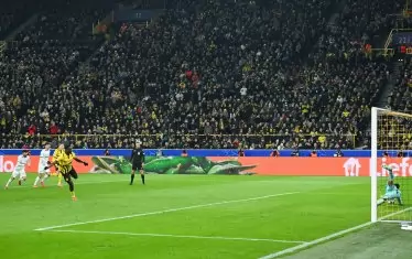 Вратарят на "Спортинг" (Лисабон) Руи Силва (вдясно) спасява дузпата, изпълнена от нападателя на "Борусия" Серу Гираси по време на реванша в Дортмунд.