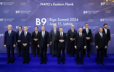 Президентът Румен Радев на срещата на "Букурещката деветка" в Рига, на която се похвали, че няма да сложи подпис под обща декларация, защото имало различия как да бъде поснтигнат изход от войната