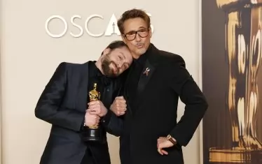 Първият лауреат на вечерта - Кийрън Кълкин, и предшественикът му в категорията Робърт Дауни.