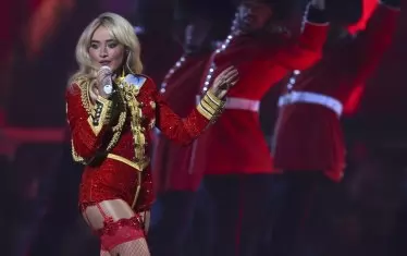  Сабрина Карпентър по време на шоуто си на церемонията за наградите БРИТ 2025.