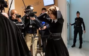  Фани Ардан се приготвя, преди да даде показания.