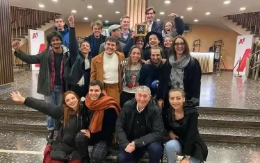  Абсолвентите на Ивайло Христов с награда "Златен кукерикон 2021" в категория "Млада надежда" за спектакъла "Суматоха".