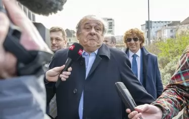 69-годишният Мишел Платини изразява недоумение пред швейцарските репортери.