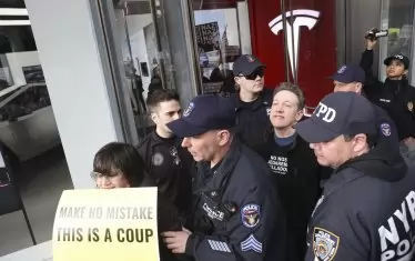 Не се заблуждавайте, това е преврат, пише на друг.