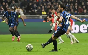 Хакан Чалханоглу бележи от дузпа победния гол за "Интер" във вратата на "Фейенорд".