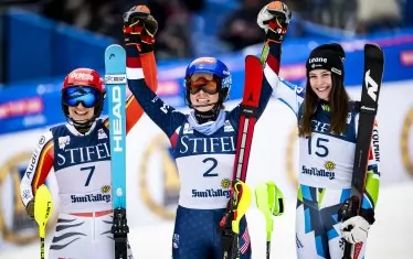 Микаела Шифрин в компанията на подгласничките си Лена Дюр (вляво) и Андрея Слокар (вдясно) след 101-вата победа в кариерата си за Световната купа.