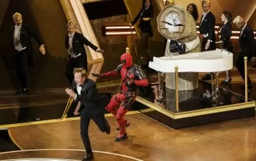 Конан О'Брайън танцува с Дедпул и Пясъчния червей от "Дюн". И май това му се получи по-добре от смешките.