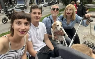  Петима в една лодка, като броим и кучето: Атанас Атанасов, Деси Стойчева, Ясен и Алиса.