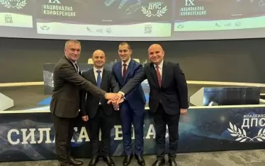 Двамата водачи на младежкото ДПС (в средата), заедно с евродепутата Илхан Кючюк (вдясно) и депутата Джейхан Ибрямов. Последните двама остават противници на Пеевски.