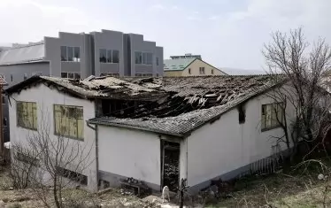 Дискотеката всъщност е стара сграда.