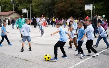 Част от двора на училището, сниман през 2024 г. при посещение на футболисти на пловдивския "Ботев".