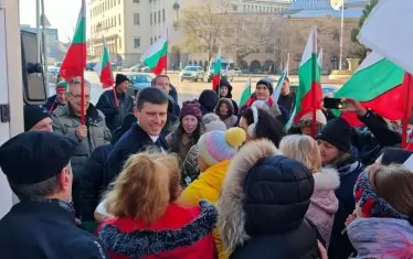 Ивелин Михайлов събра малка група поддръжници, за да го изпратят на влизане в парламента.