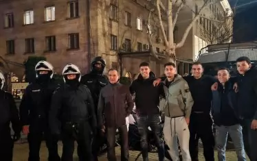 Васил Божков заедно с полицаи.