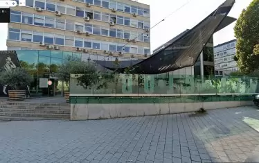 Вдигат сграда върху терасата на клуб "Ялта" в София