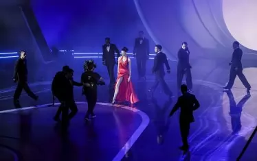 Маргарет Куоли в трибюта към агент 007. 