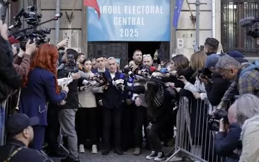 Калин Джорджеску пред сградата на Централното избирателно бюро на Румъния