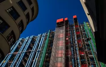  Всички системи на модерната сграда – вентилация, електричество и вода, асансьори и ескалатори, са разположен от външната й страна.