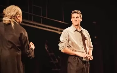  В "Жена без значение" от Оскар Уайлд (в кадър с Анастасия Ингилизова).