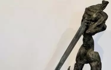  Творбите на автора често разказват сложен филодофски сюжет.