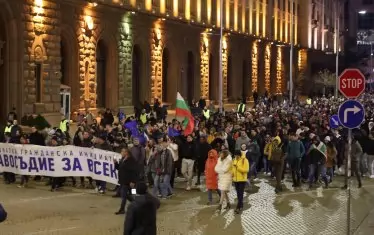 Над 6000 в София скандираха "Мафията вън" в шествие срещу Пеевски