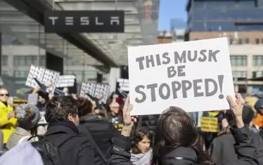 Мъск трябва да бъде спрян, гласи един от плакатите в Ню Йорк.