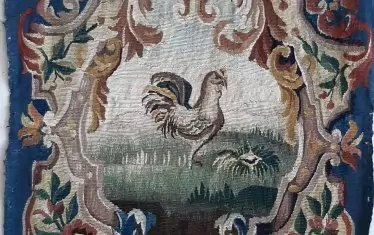  „Петел и бисер“, облегалка от комплект тапицерия за кресло, XVIII в. по басни на Жан дьо Лафонтен, кралска манифактура на Бове.